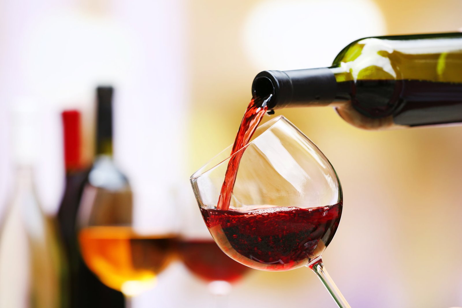 Taça meio cheia: jovens aumentam consumo de vinho durante quarentena